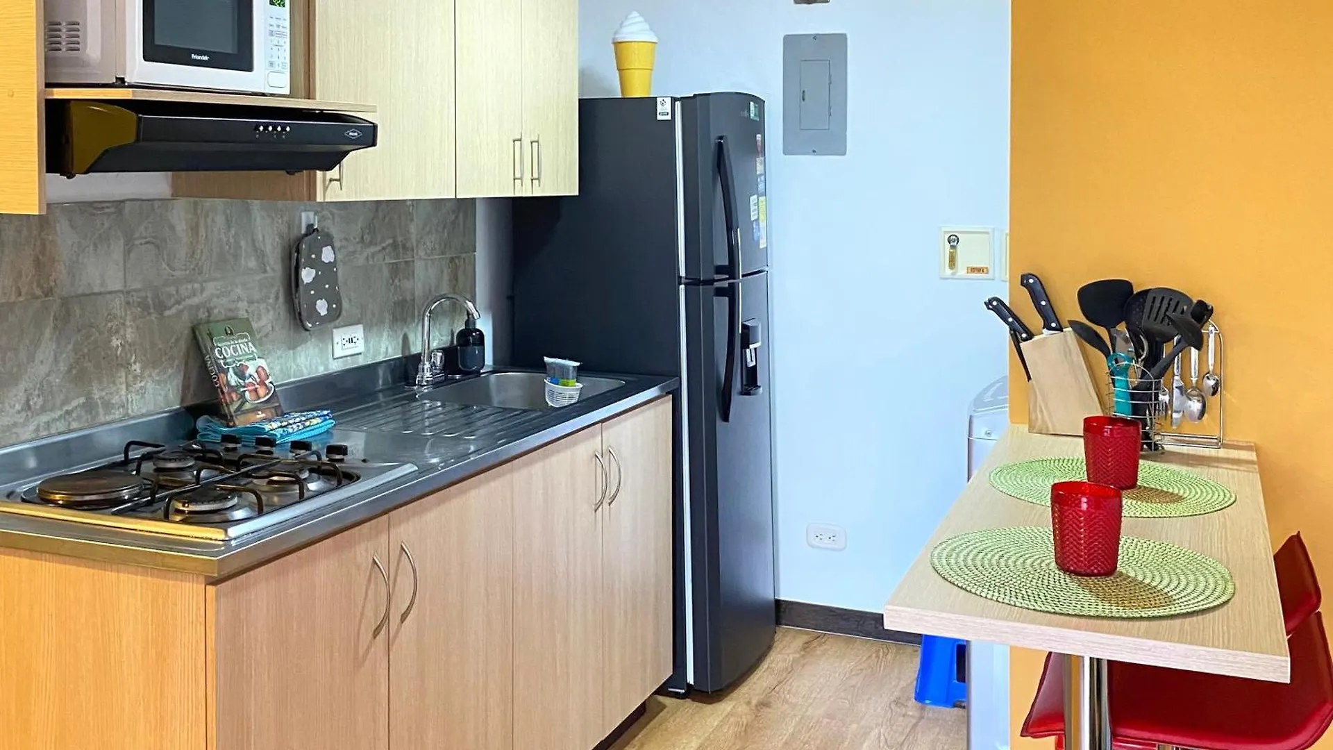 Tu Hogar Temporal En Medellin, Moderno, Comodo, Bien Ubicado Y Wifi 400