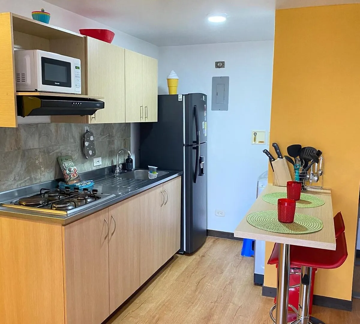 Tu Hogar Temporal En Medellin, Moderno, Comodo, Bien Ubicado Y Wifi 400 קולומביה