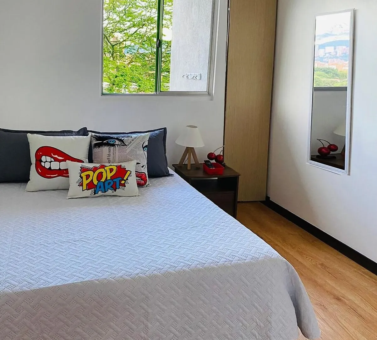 Tu Hogar Temporal En Medellin, Moderno, Comodo, Bien Ubicado Y Wifi 400 קולומביה